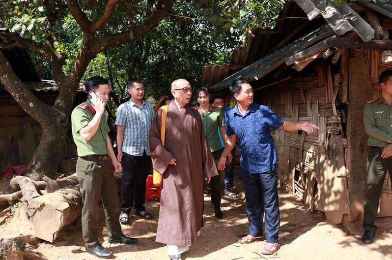 Thượng tọa Thích Quảng Tuấn làm trưởng đoàn khảo sát thực tế khó khăn của gia đình anh Sàng