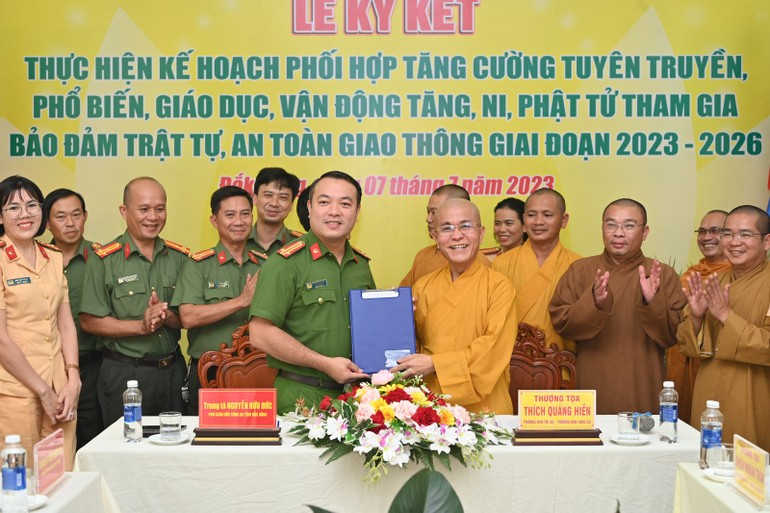 Ký kết công tác tuyên truyền, phổ biến về trật tự, an toàn giao thông 2023-2026