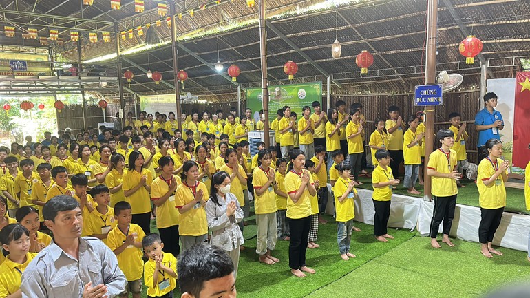 Trại sinh phát biểu tại khóa tu “Hoa linh thoại” lần IV