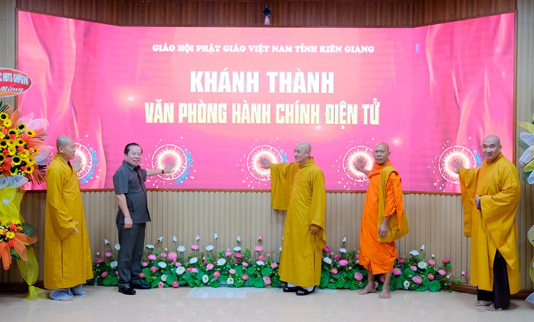 Nhấn nút khánh thành, chính thức đưa văn phòng hành chánh điện tử Ban Trị sự tỉnh vào hoạt động