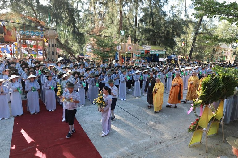 Cung nghinh chư tôn đức quang lâm khai mạc họp trại Lục Hòa