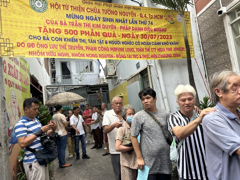 Phật tử Trần Thị Kim Duyên. các con cháu và bạn bè tặng 500 phần quà tặng đến bà con khiếm thị, người khó khăn