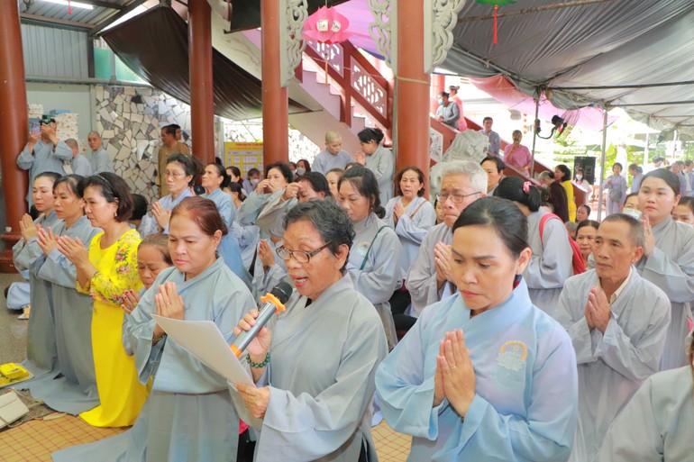 Phật tử tác bạch cúng dường