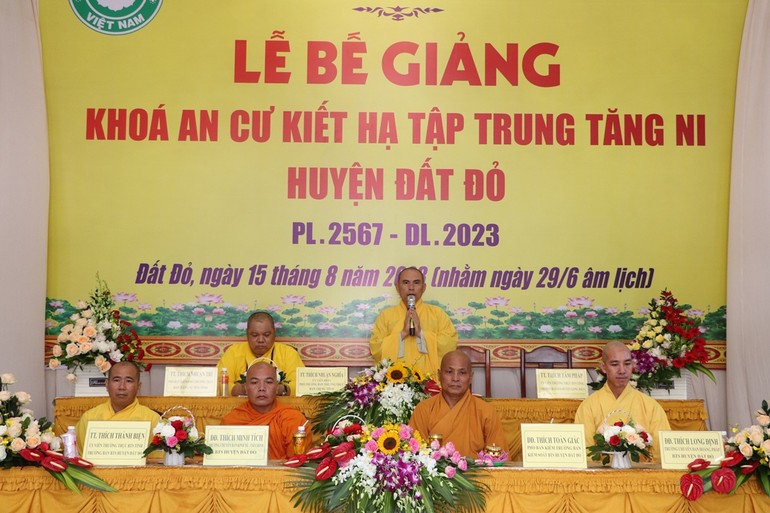 Thượng tọa Thích Nhuận Nghĩa có tán thán đến Tăng, Ni nhân lễ bế giảng khóa An cư kiết hạ