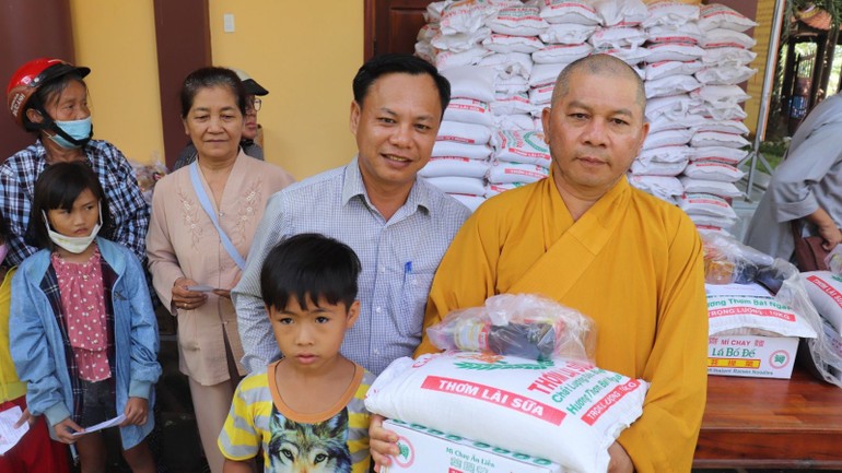 Thượng tọa Thích Đạt Ma Khế Định trao quà Vu lan đến học sinh có hoàn cảnh khó khăn