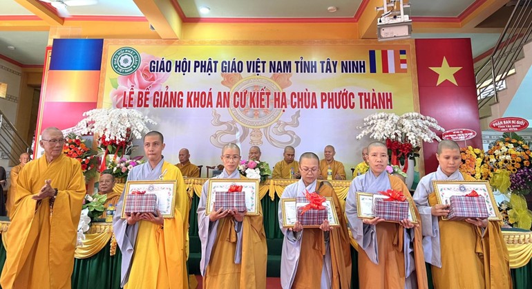 Trao Bằng công đức, tặng thưởng đến hành giả