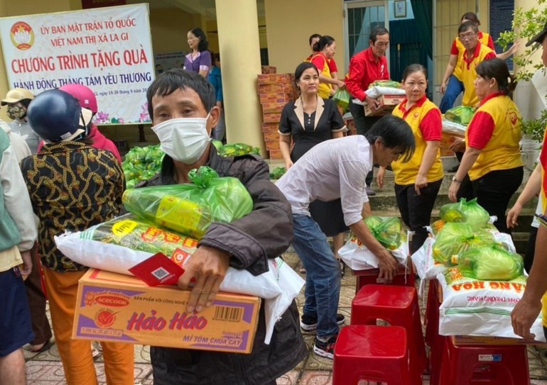  Ban Từ thiện xã hội GHPGVN TX.La Gi, Phân ban Ni Giới thị xã đã trao tặng 200 phần quà đến bà con