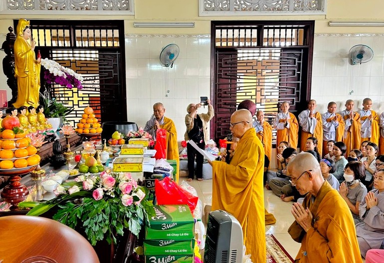 Hòa thượng Thích Chơn Nguyên làm trưởng đoàn đến thăm cúng dường 10 tự viện thuộc H.Cần Giuộc