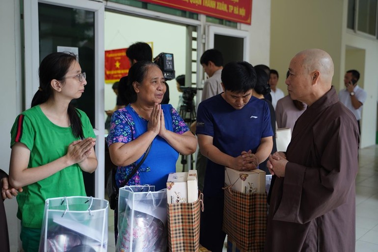 Hòa thượng Thích Bảo Nghiêm thăm hỏi các gia đình sau hỏa hoạn tại chung cư mini Khương Hạ