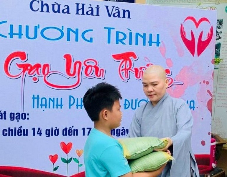  Sư cô Thích nữ Huệ Trí trao "túi gạo yêu thương"