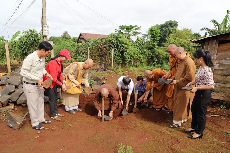 Đặt đá khởi công nhà cho hộ bà H Noat Niê tại Buôn Ktong Lĩa, xã Ea Tar