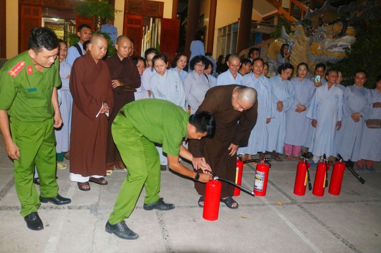 Học kỹ năng xử dụng bình chữa cháy khi có cháy