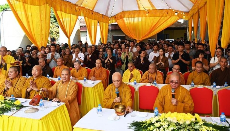  Đại chúng cùng trì chú Đại bi và niệm hồng danh chư Phật cầu nguyện cho công trình sớm thành tựu