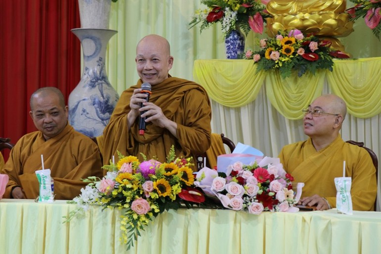 Đoàn do Hòa thượng Thích Minh Thành làm trưởng đoàn phát biểu tại buổi làm việc