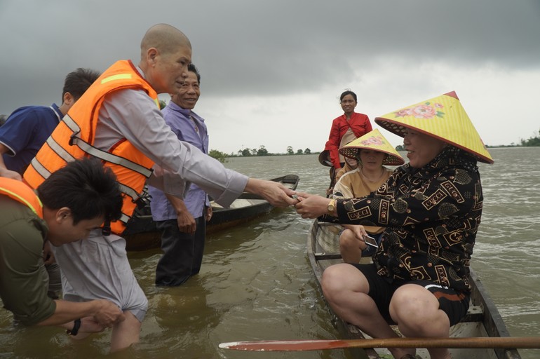 Ni sư Thích nữ Tâm Nguyệt thăm hỏi và trao quà đến những gia đình khó khăn trong vùng rốn lũ