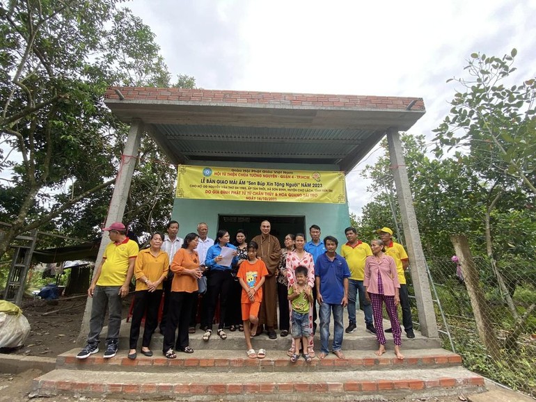 Bàn giao nhà tình thương “Sen búp xin tặng người” đến gia đình anh Nguyễn Văn Thơ - Ảnh: TN