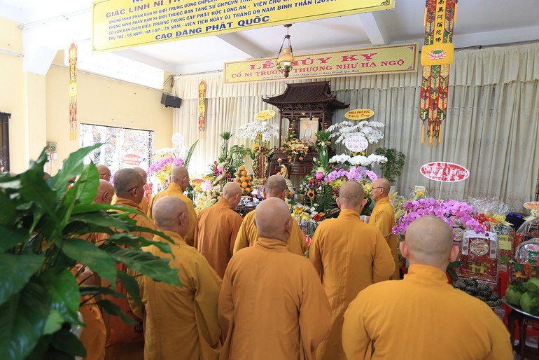 Chư tôn đức thắp nén tâm hương tưởng niệm cố Ni trưởng Thích nữ Như Ngộ tại chùa Thiên Phước