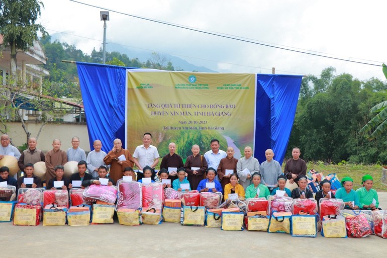 Phân ban Ni giới T.Ư tặng quà đến đồng bào tỉnh Hà Giang