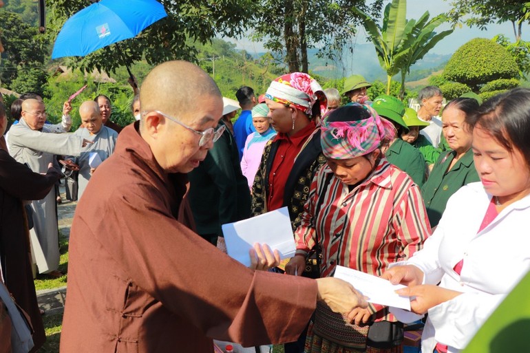 Ni trưởng Thích nữ Nhật Khương, trưởng đoàn trao quà đến đồng bào H.Bát Xát