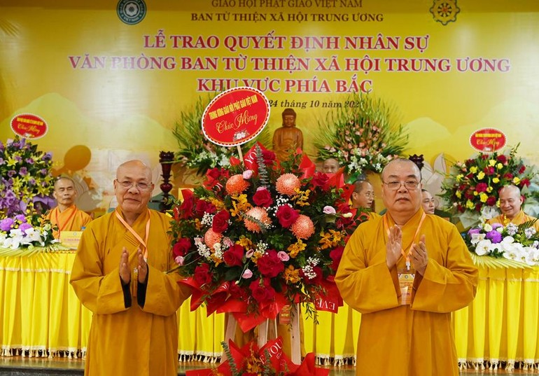 Hòa thượng Thích Thanh Nhiễu tặng lẵng hoa chúc mừng đến Hòa thượng Thích Quảng Tùng