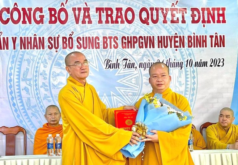 Thượng tọa Thích Lệ Lạc, Trưởng ban Trị sự tỉnh trao quyết định và chúc mừng đến Đại đức Thích Tánh Bình