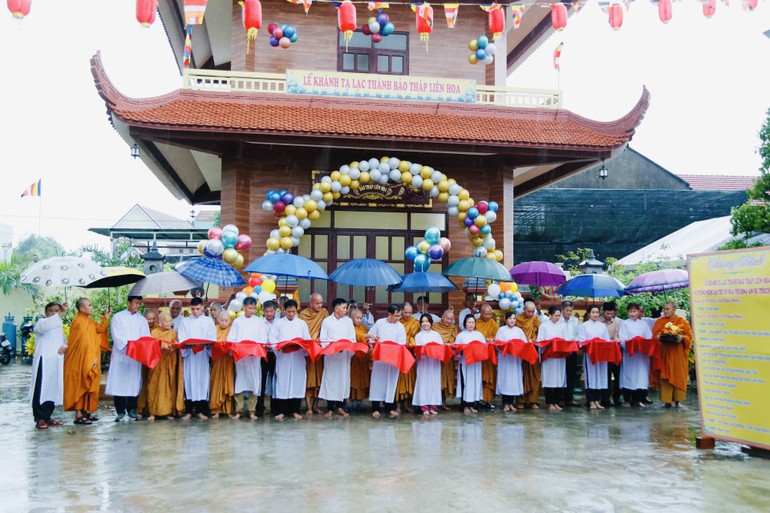 Cắt băng khánh thành ngôi Bảo tháp Liên Hoa trong khuôn viên tịnh xá Ngọc Duyên (TX.An Nhơn)