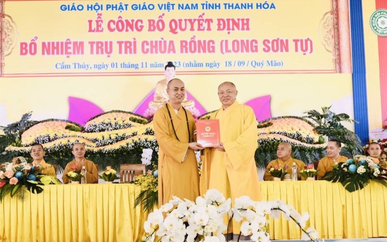 Thượng tọa Thích Tâm Minh trao quyết định bổ nhiệm trụ trì chùa Rồng đến Thượng tọa Thích Tâm Định