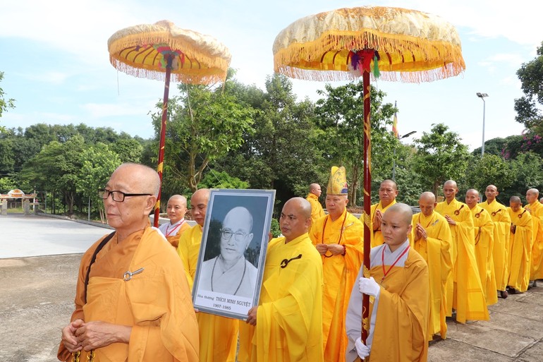 Cung thỉnh tôn ảnh Trưởng lão Hòa thượng Thích Minh Nguyệt về điểm truyền giới Tăng - Đại Tòng Lâm