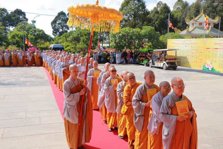 Hội đồng Thập sư Ni hướng dẫn giới tử Tỳ-kheo-ni đến giới trường Tăng cầu Chánh pháp yết-ma trước Đại Tăng