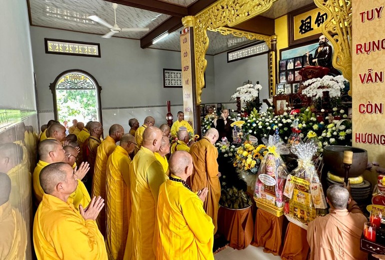 Chư tôn đức thắp nén tâm hương tưởng niệm Hòa thượng Thích Nguyên Trực, Thành viên Hội đồng Chứng minh