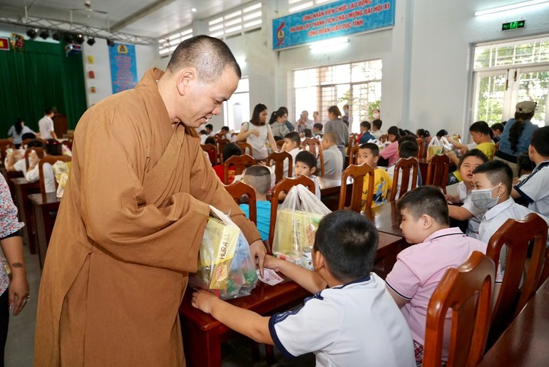 Thượng tọa Thích Thiện Thông trao quà đến các em tại Trường Nuôi dạy trẻ khuyết tật tỉnh Bến Tre