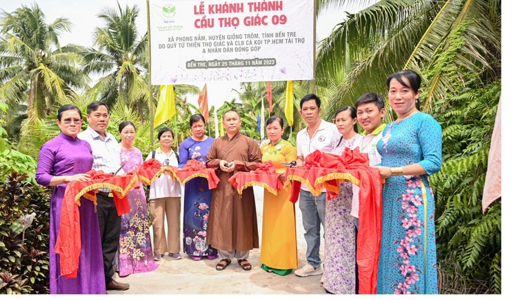 Cắt băng khánh thành cầu bê-tông Thọ Giác 9 tại H.Giồng Trôm