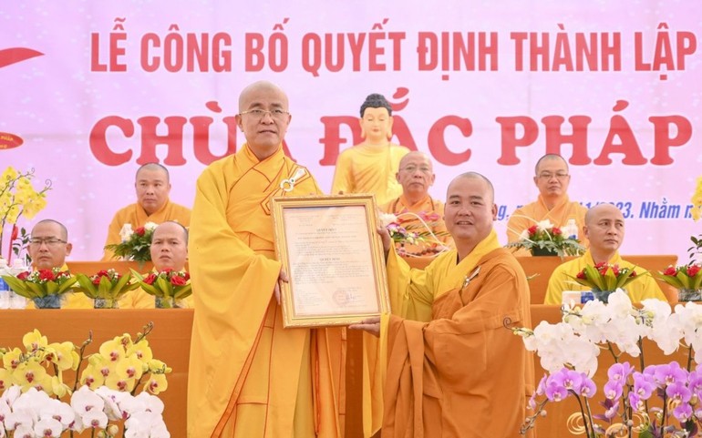 Thượng tọa Thích Quảng Hiền trao quyết định đến Đại đức Thích Tâm Quốc