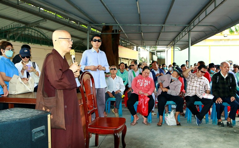  Hòa thượng Thích Chơn Nguyên động viên người mù vượt qua khó khăn - Ảnh: CTV