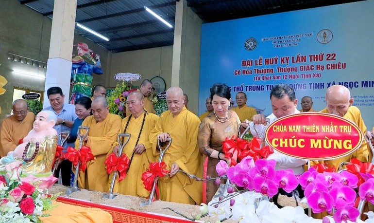 Chư tôn đức cùng đại diện lãnh đạo tỉnh, địa phương thực hiện nghi thức đặt đá khởi công