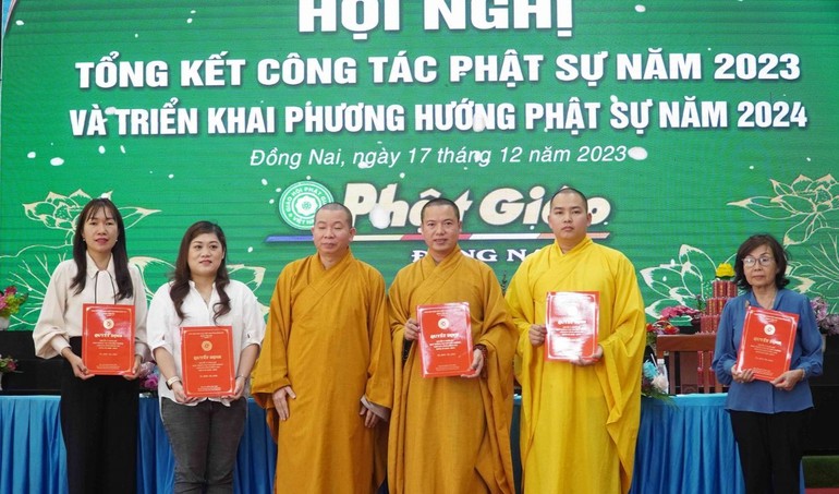 Các thành viên Ban Thông tin - Truyền thông nhận quyết định bổ sung