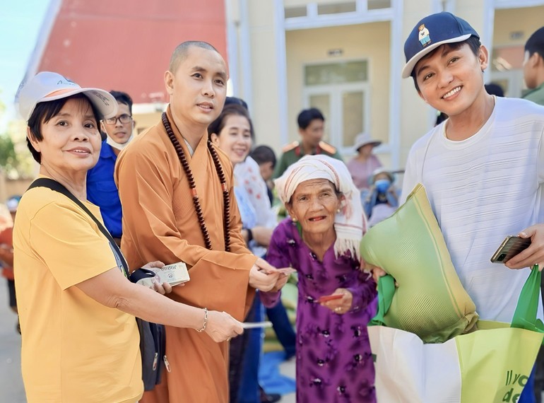 Đại đức Thích Giác Thọ, Trưởng đoàn cùng thành viên đoàn từ thiện trao quà đến bà con tỉnh Ninh Thuận - ẢNh: T.G