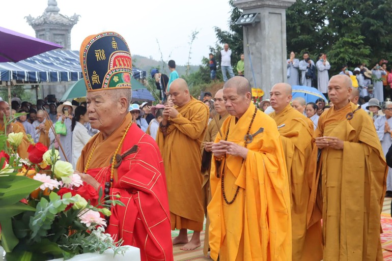 Chư tôn đức thực hiện khóa lễ an vị và khánh tạ Thánh tượng Bồ-tát Quán Thế Âm 