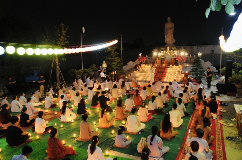 Phật tử thành tâm dâng hoa đăng Khánh mừng Đức Phật A Di Đà