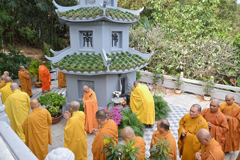 Chư tôn đức nhiễu tháp tưởng niệm cố Hòa thượng khai sơn chùa Hoa Sơn