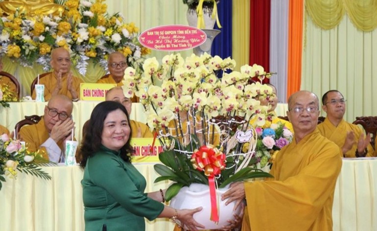 Hòa thượng Thích Nhựt Tấn tặng hoa chúc mừng bà Hồi Thị Hoàng Yến, Quyền Bí thư Tỉnh ủy tỉnh Bến Tre, Chủ tịch HĐND tỉnh