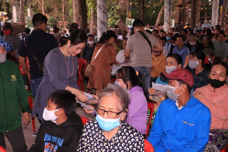 Các Phật tử chùa Thanh Long 2 trao quà Tết đến bà con xã Tóc Tiên