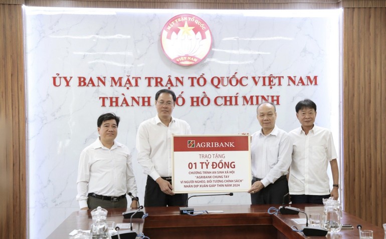 Đại diện Agribank (bên phải) trao 1 tỷ đồng ủng hộ Quỹ "Vì người nghèo" - Ủy ban MTTQVN TP.HCM chung tay chăm lo cho người nghèo dịp Xuân Giáp Thìn 2024