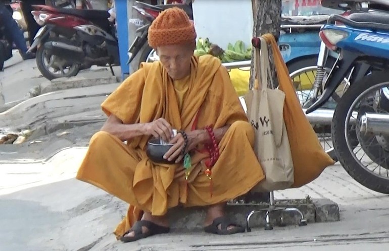 Khất thực phi pháp tại Bình Dương - Ảnh: Vũ Giang