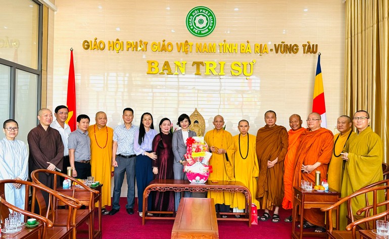 Bà Nguyễn Lê Hà trao quà Tết và chụp ảnh lưu niệm cùng chư tôn đức Ban Thường trực Ban Trị sự tỉnh