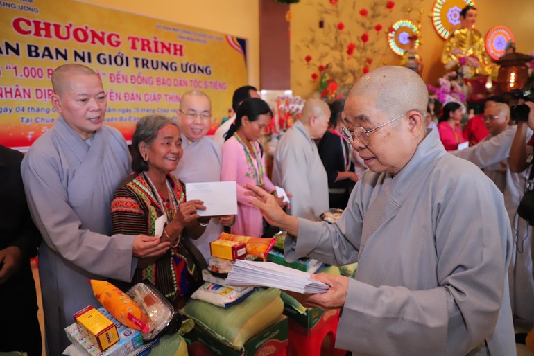 Ni trưởng Thích nữ Nhật Khương trao quà Tết đến những gia đình đồng bào S'Tiêng khó khăn