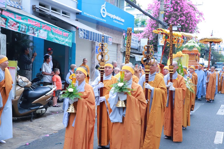 Môn đồ pháp quyến cung thỉnh kim quan Ni trưởng Thích nữ Như Chơn đến nơi trà-tỳ