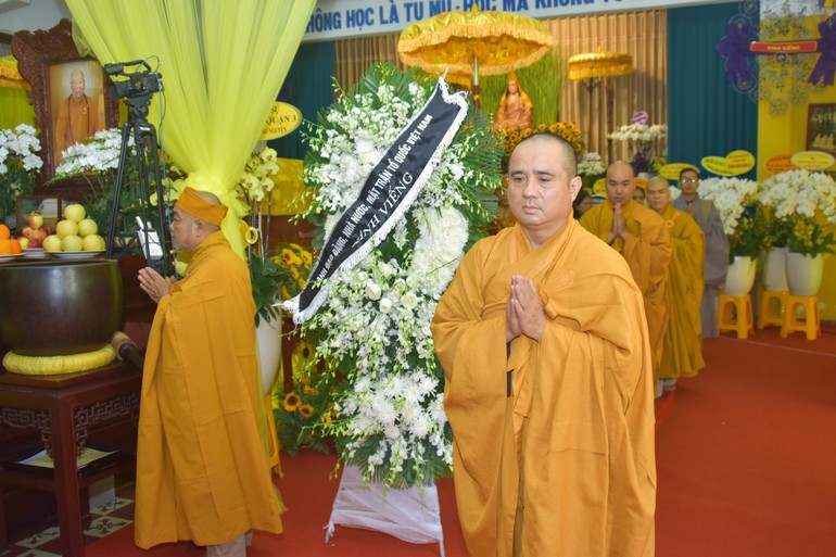 Thượng tọa Thích Tâm Hải nhiễu kim quan Trưởng lão Hòa thượng Phó Pháp chủ GHPGVN