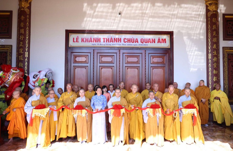 Cắt băng khánh thành chùa Quan Âm