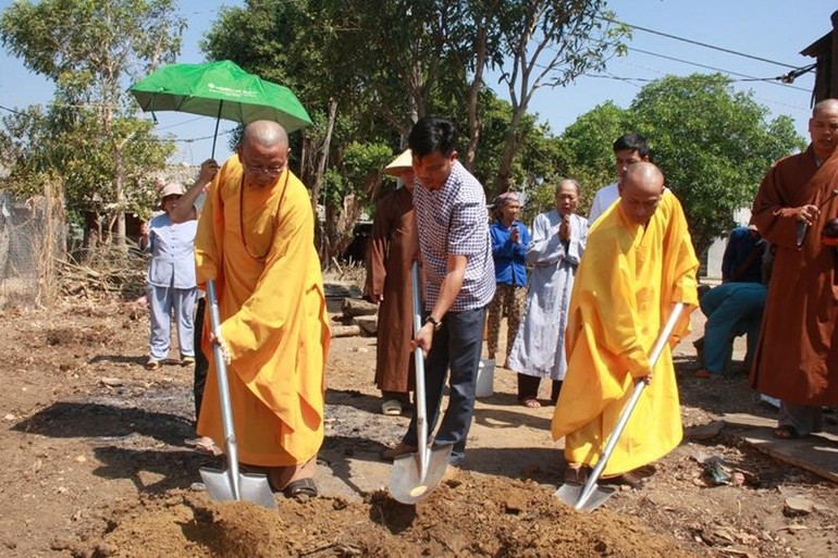 Thực hiện nghi thức động thổ xây nhà Đại đoàn kết